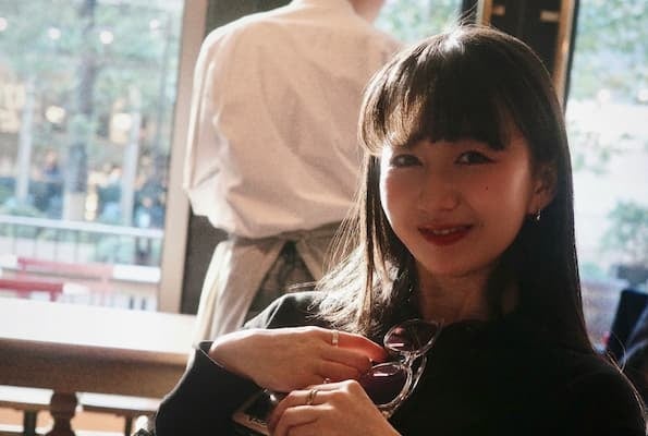 美人フルート奏者・Cocomi、カフェでのオフショットを公開！