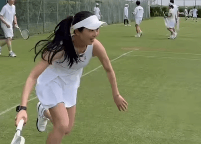 「先生…やっぱりテニスウェアが一番」元プロテニス美女、純白ミニウェア姿”のプレームービーを公開しファン歓喜！「ほんと美しい」