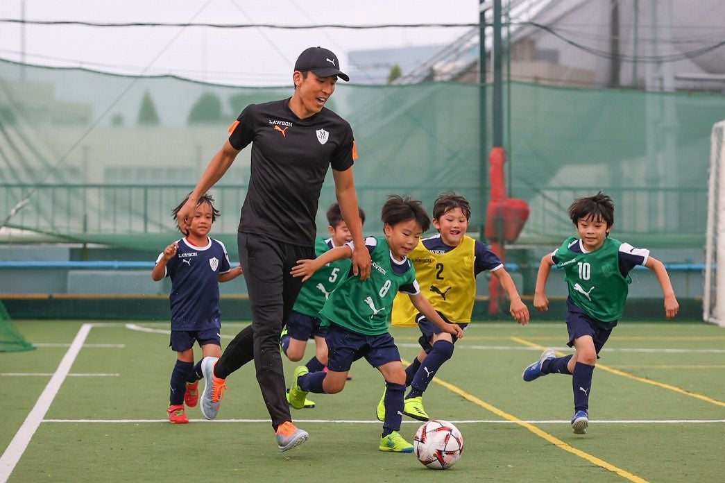 素晴らしい 長谷部誠が自身の運営するスクールの子供たちと交流 話題の投稿 スポーツブル スポブル
