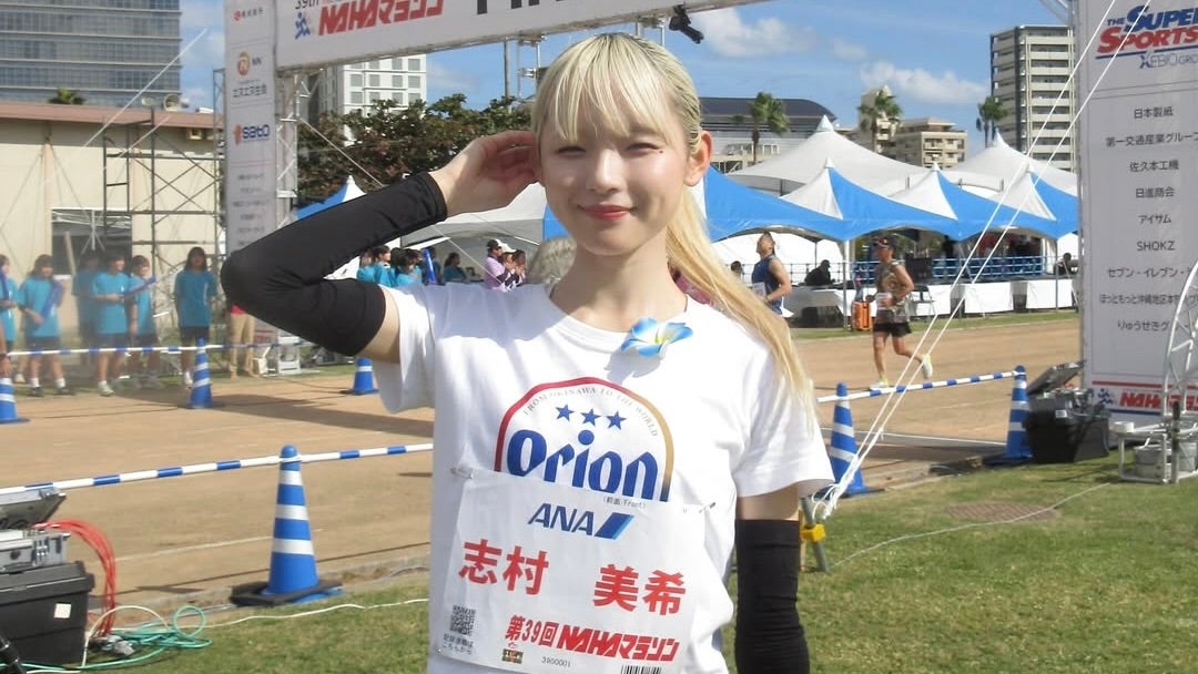 白T×ブラックタイツでヘルシーボディ披露！“美女ランナー”志村美希がNAHAマラソンに登場