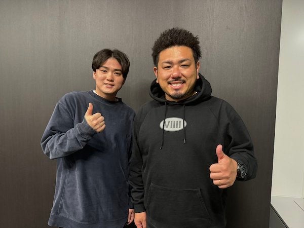 鬼越トマホーク・金ちゃんがSUSURUと2S！ サイズの違いにファンからは「遠近法使ってないですか？」