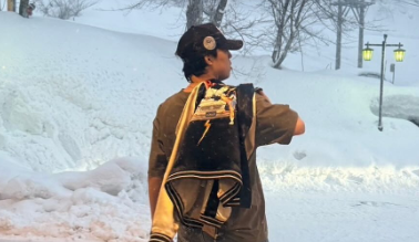 「半袖！？この雪の中で…！」EXILE・SEKAI、社員旅行先での衝撃“雪景ショット”に驚きの声続出