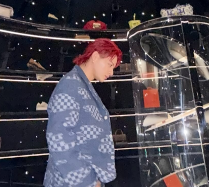 平野紫耀、“赤髪×オリジナルトランク”が爆イケすぎる！笑顔と和の空間にファン悶絶