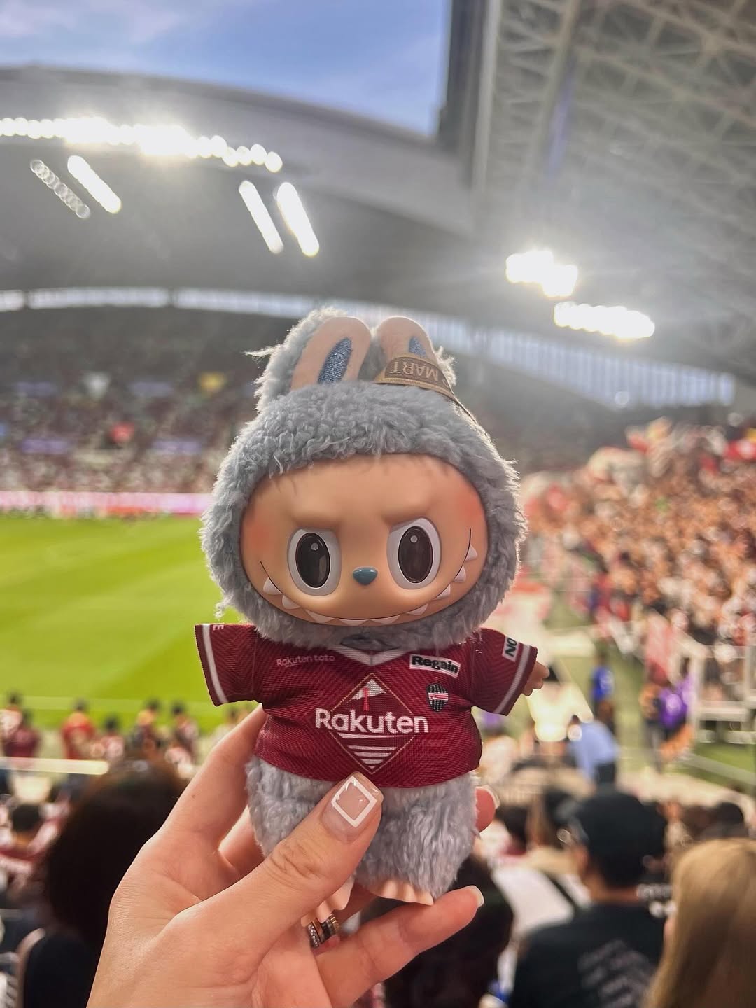 サッカー大迫勇也のモデル妻、ヴィッセル神戸のユニフォームを着たラブブを大公開！