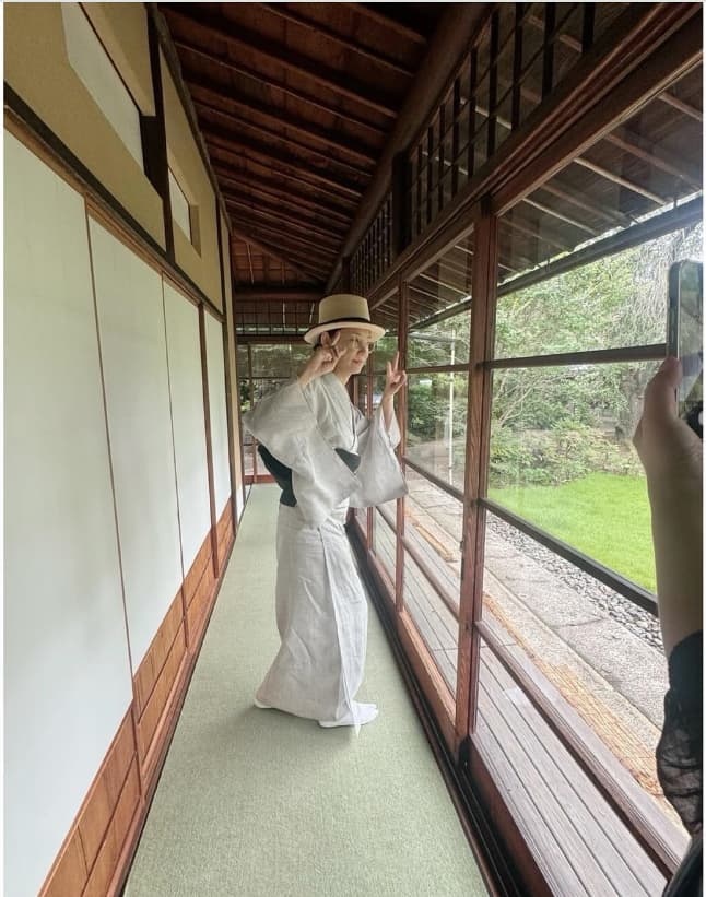 吉田羊　美しい着物姿でおちゃめなポージング披露