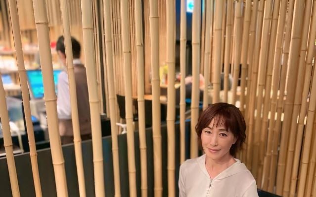 高島礼子、竹の美空間で味わう抹茶スイーツとラーメンの粋時間。和の風情とギャップの美学が交差する大人の癒し