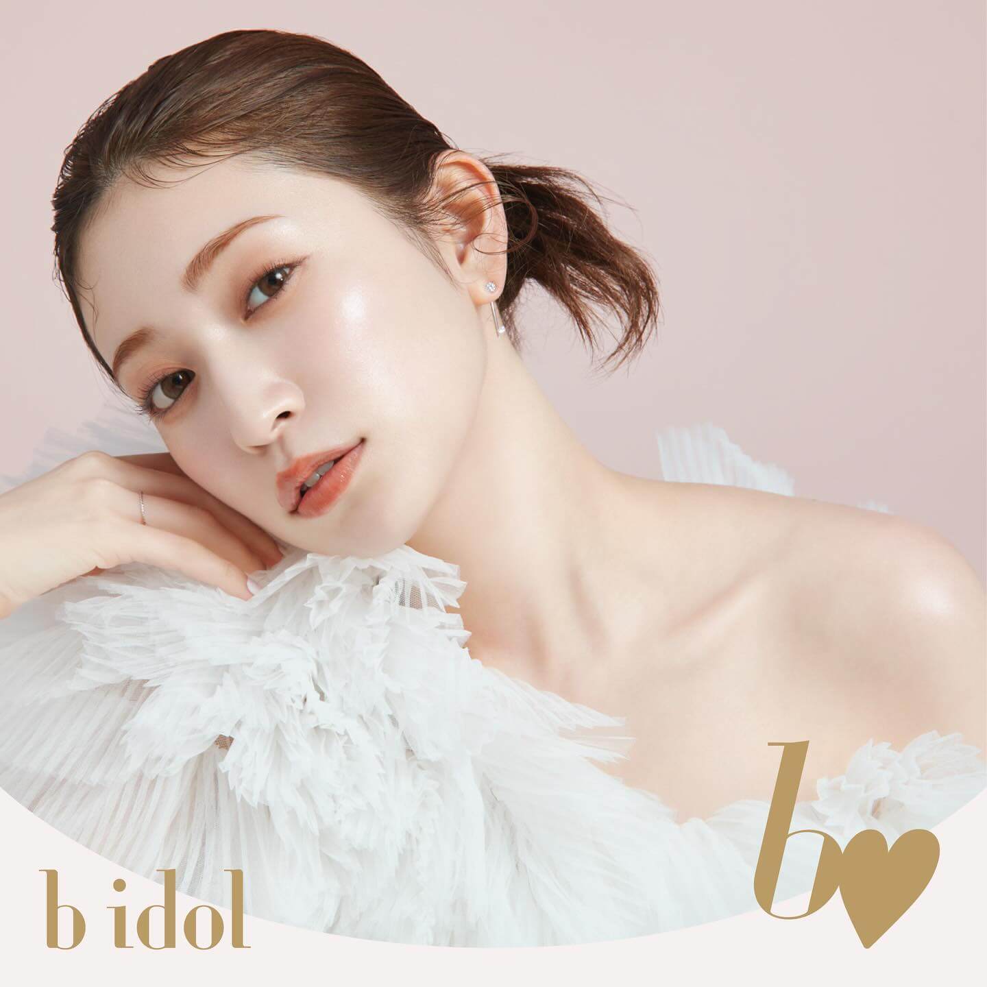 吉田朱里、自身がプロデュースするコスメブランドから復刻商品が販売されたことを報告！