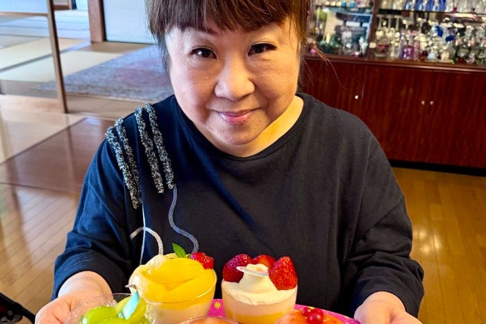 冷たいデザートでリフレッシュ、天童よしみが実家で過ごすお盆休み