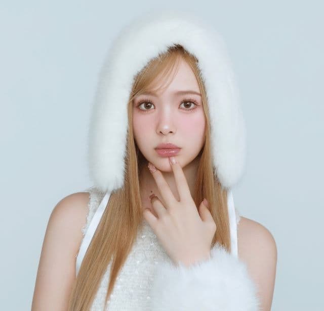 「キラキラちゅるちゅる」藤田ニコル、冬らしさ満開の真っ白コーデでうるうるした唇が印象的なショットを公開！