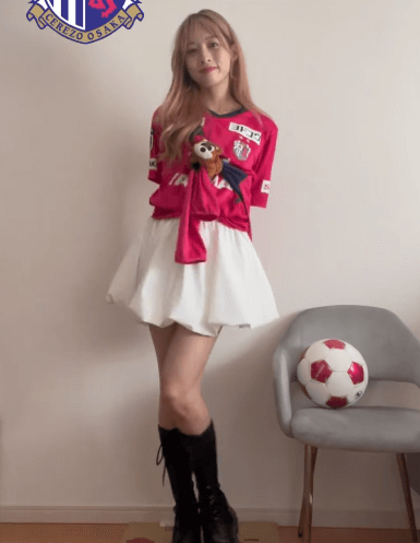 「どれが好きですか…？」激カワサッカー女子、ファン待望の”ユニフォーム七変化ムービー”を披露し反響続々！「待ち焦がれてたっ」