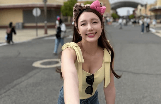 「めっちゃかわゆい」人気ラウンドガール、仲良しの友人とユニバデートへ！現地美ショットがエンジェルだとファンを魅了「天使すぎる」