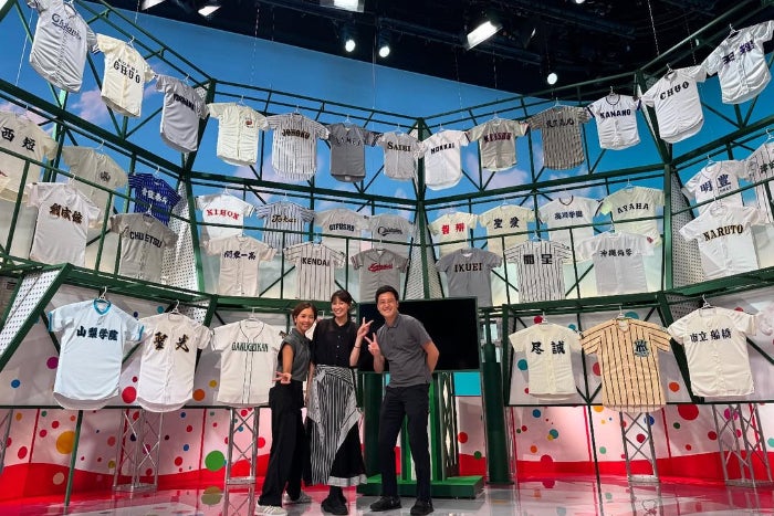 壮観！！49枚のユニフォームに囲まれて微笑む浅尾美和、熱闘に母目線で涙。