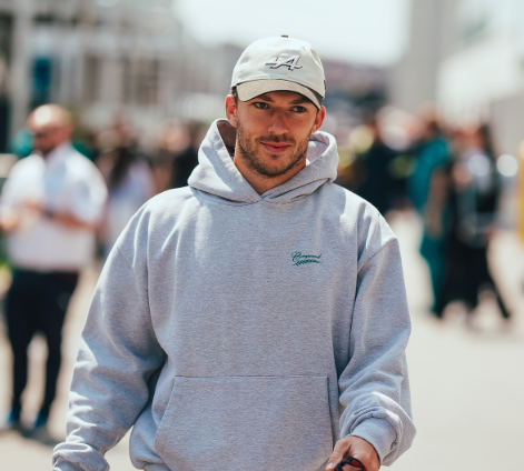 F1 アルピーヌが公開！“スタイル全開”の到着ショットにファン熱狂