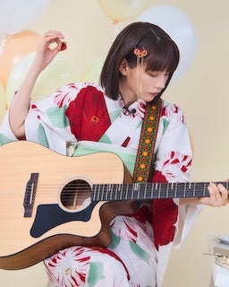 人気女優の浴衣姿にファン悶絶 浴衣×ギターのショットにいいね続々