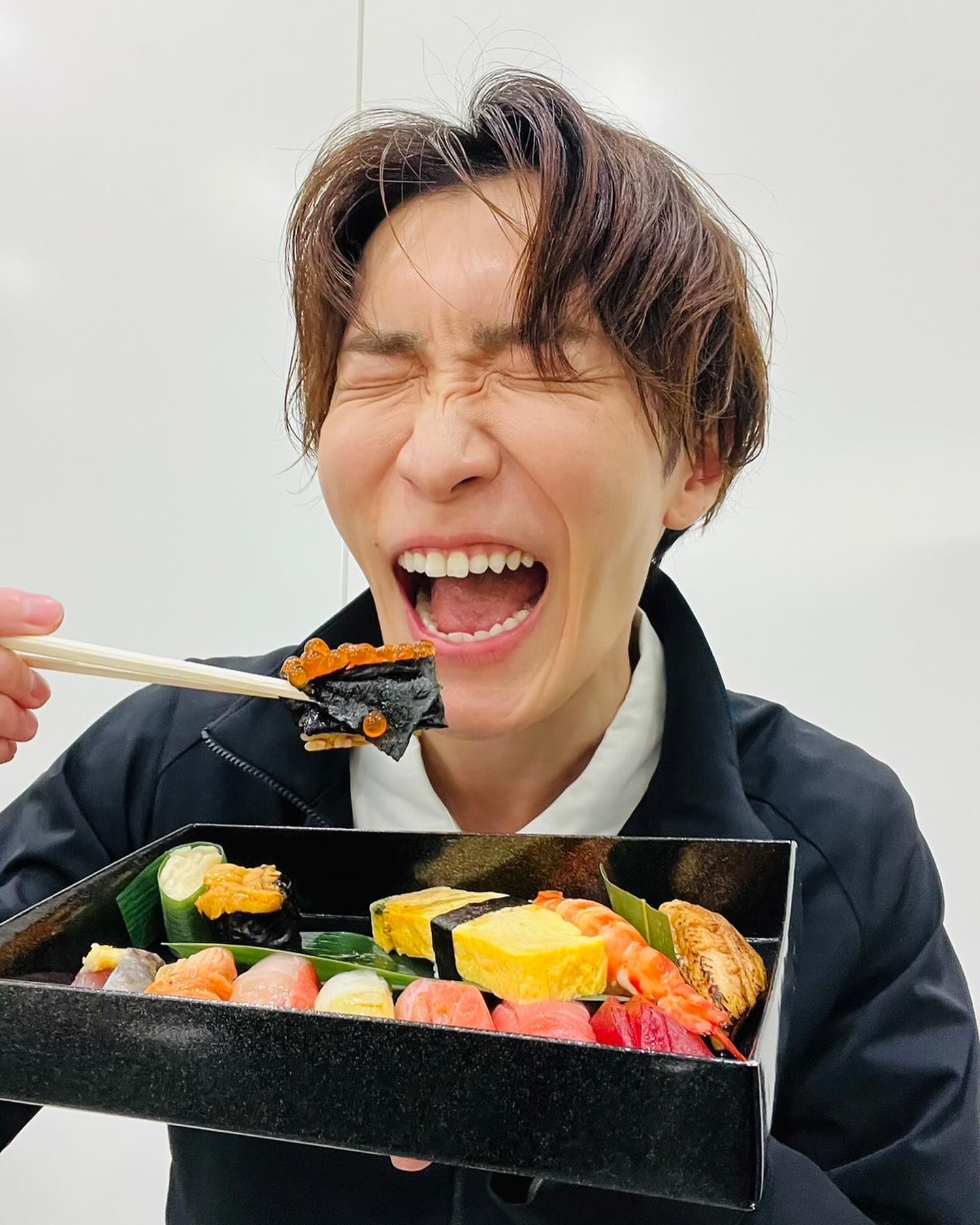 Snow Man・渡辺翔太の可愛さ全開もぐもぐショットが話題✨「ほんとに30代ですか…？」