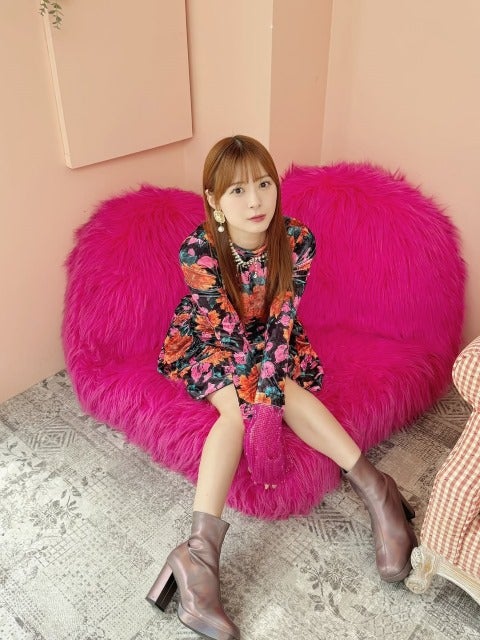 生田衣梨奈、ビビッドピンクに咲く一輪の華。可愛さも毒っ気もフルスロットル！