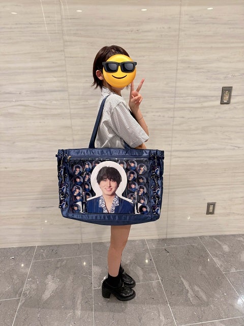 「本気すぎるw」人気コスプレイヤー・えなこ、あの人の"痛バッグ"を手に『CR FES』へ!?