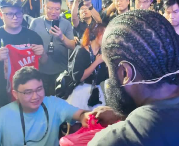 NBA “再会に涙”―ジェームズ・ハーデンとジョン・ハオの絆がUNOフェスで再び輝く！