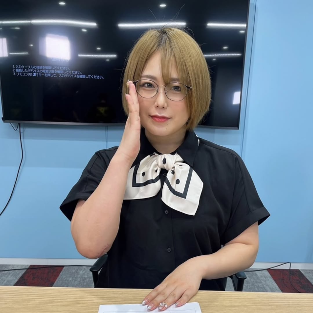 メガネのギャップ萌えにノックダウン!?金髪美女レスラー舞華、最新インスタショットでファン魅了！