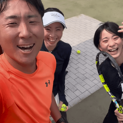 「かっこいい！」元プロテニス美女子・牛島里咲、大学の同期夫婦と朝テニスをエンジョイ！優れた身体能力も健在
