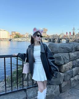 人気モデル 真っ白コーデでディズニー満喫⁉︎「はあ可愛すぎて苦しい」