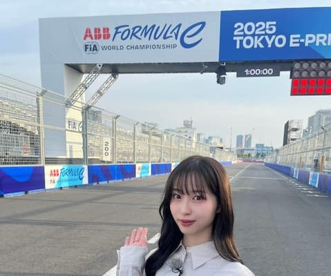 林佑香、「フォーミュラE 2025 Tokyo E-Prix」会場でのオフショットを公開！