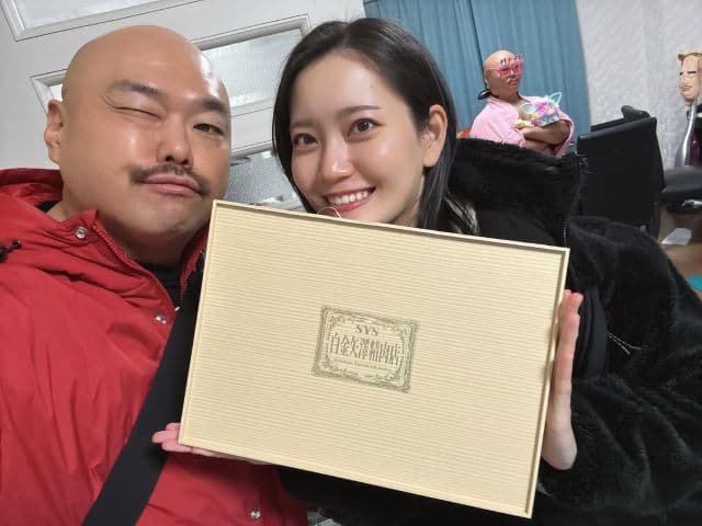 「リチさんの後ろ…」安田大サーカス・クロちゃん、彼女・リチとの2ショットを公開するも後ろにもう一人…？！