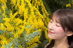 「まるで春の妖精」白木愛奈、牧之原市のミモザ畑で魅せた癒しの笑顔に反響