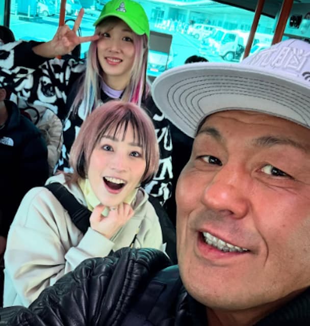 鈴木みのる、羽田で遠足気分！？美女レスラーとのショット公開！