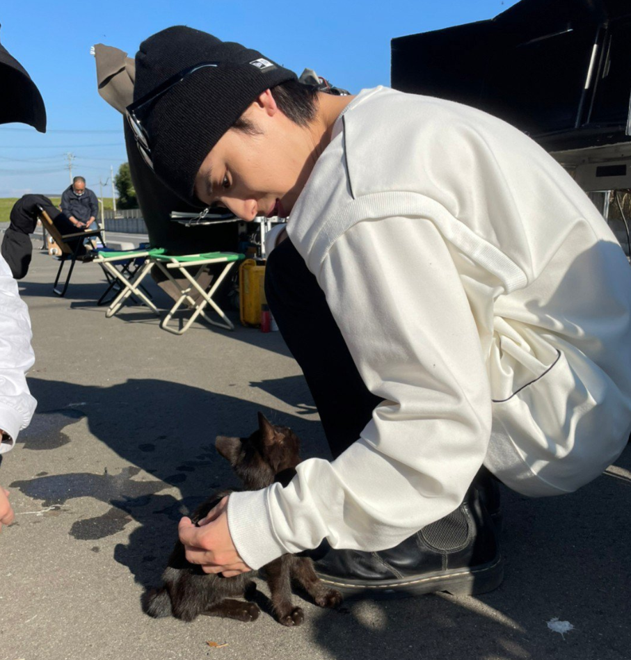 猫もメロメロに💕山田涼介、撮影現場でのオフショットにファン悶絶「ねこは前世何したんや」