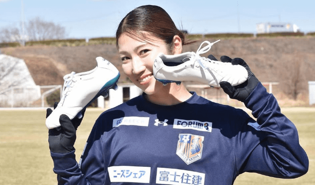 「最高です、女優さんですか」美女サッカー選手、シューズ持ちの”フィールド・ヴィーナスショット”を魅せ反響！「靴が花のように見えてしまう」