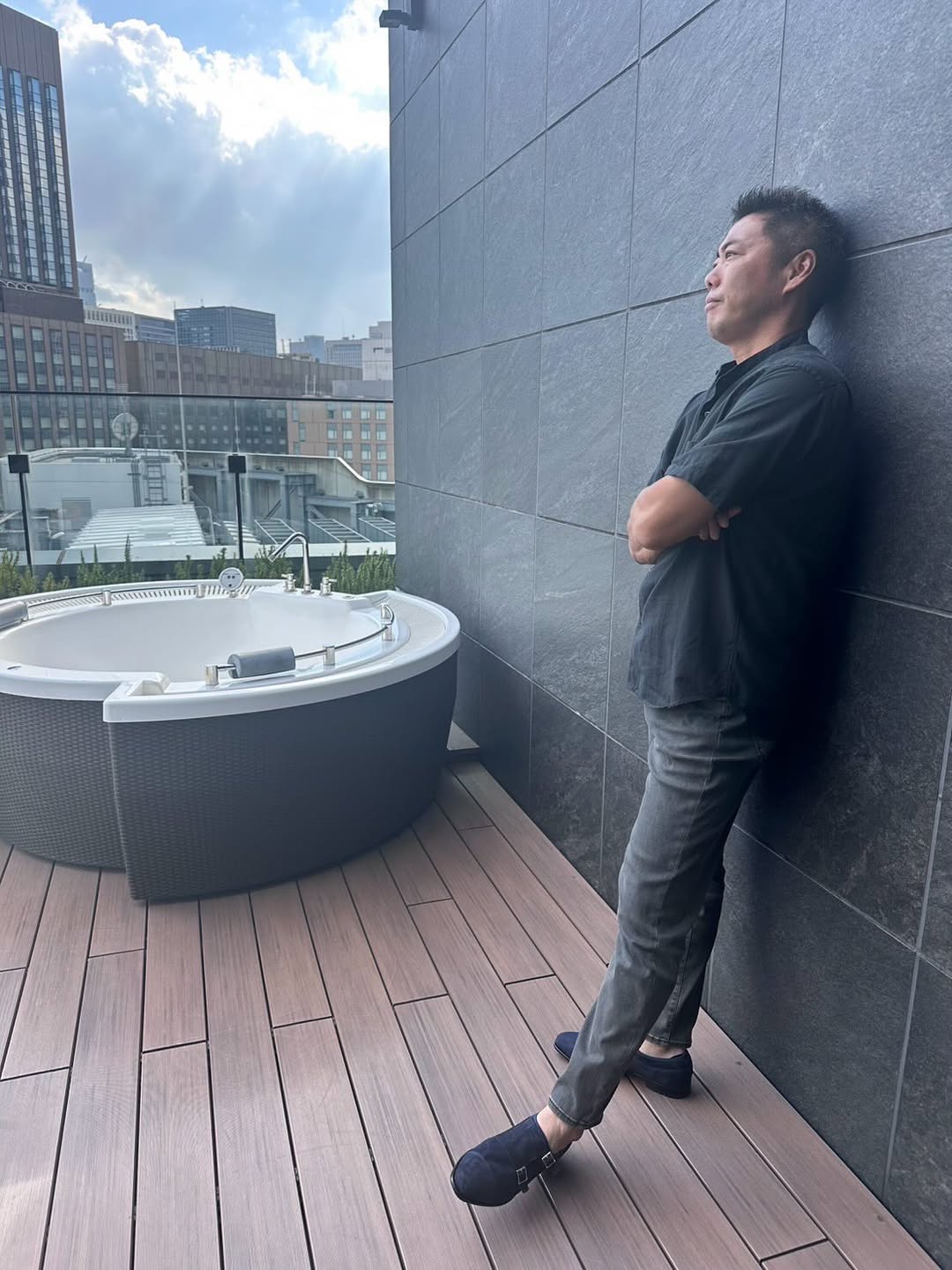 元巨人・上原浩治、187cmの長身を活かしたモデル風ショットを大公開！