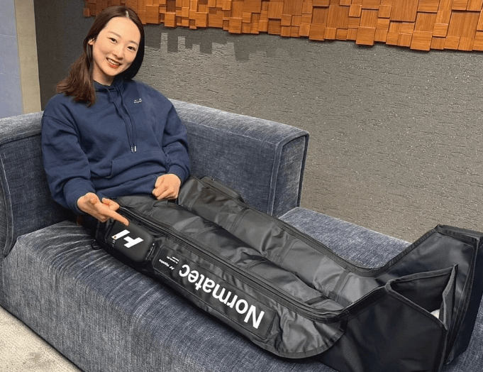 「脚が長い！」美女ゴルファー、麗しの”ボディケアタイム・ショット”にファンうっとり「可愛いぃ」