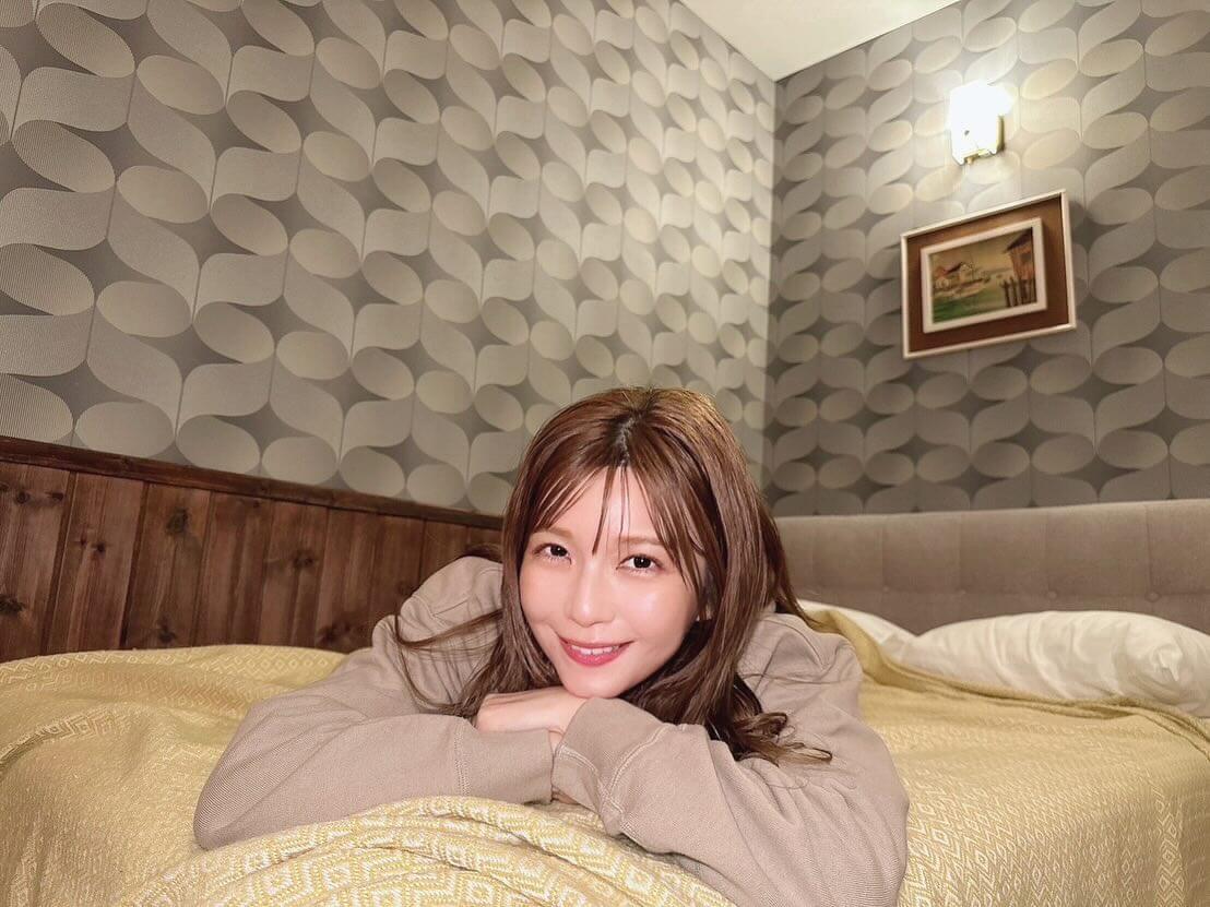 宇野実彩子が懐かしの場所でのショットを公開💖「パジャマではしゃいだ記憶が蘇った😌💜」