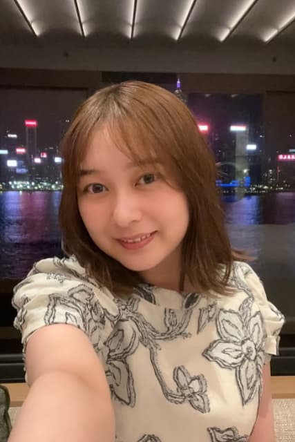 鈴木絢音が美しい夜景を背にした自撮りを公開！ホテルを満喫する姿を投稿