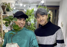 小島よしお、観葉植物カフェ「ボタニカルテラス」で癒しのひととき