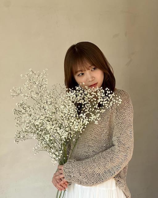 元乃木坂・秋元真夏が花を手に持った写真を披露🌷