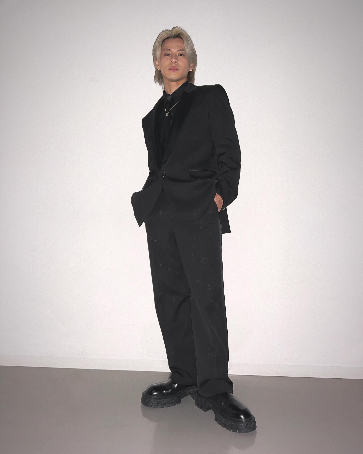 「シンプルなのになんで...」人気アイドルのオールブラック姿にファン失神直前??