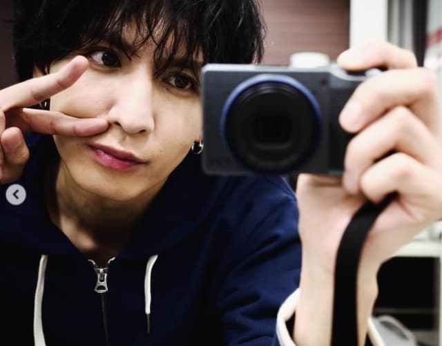 WEST.・藤井流星 8割ぐらいギャルピースな写真が可愛らしい！最新ショットを披露！