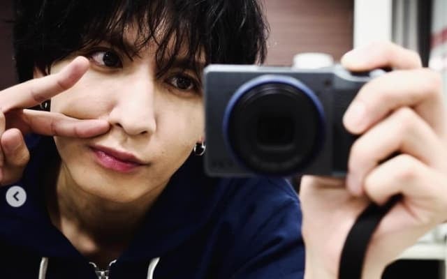 WEST.・藤井流星 8割ぐらいギャルピースな写真が可愛らしい！最新ショットを披露！