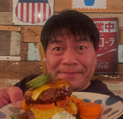 川崎憲次郎、「はんばーぐますお」でWチーズハンバーグを堪能！ファンとの交流も満喫！
