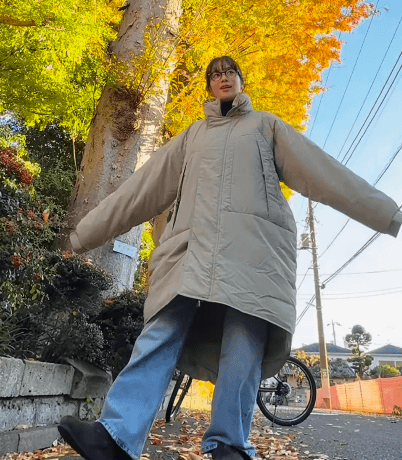 女優・筧美和子、イチョウの樹の下で”謎の小躍り”ムービーを披露！メガネ姿も可愛いと話題に