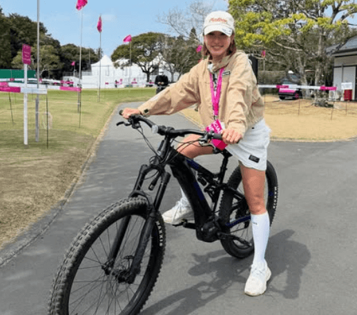 「誰よりも満喫してる…」美女ゴルファー、電動自転車に感激！グルメショット＆サイクリング動画もファン大絶賛「美めっちゃ楽しそうやし」