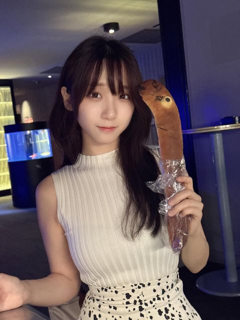 パンを持つ手すら可愛い！コスプレイヤー・伊織もえの最新ショットにファンメロメロ！