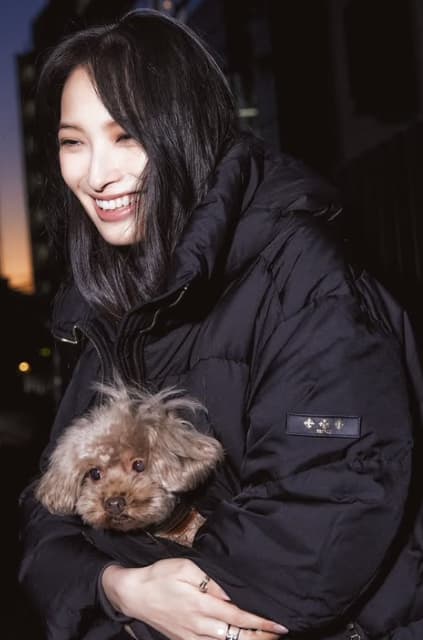女優 大政絢が愛犬と散歩！可愛いと話題に！