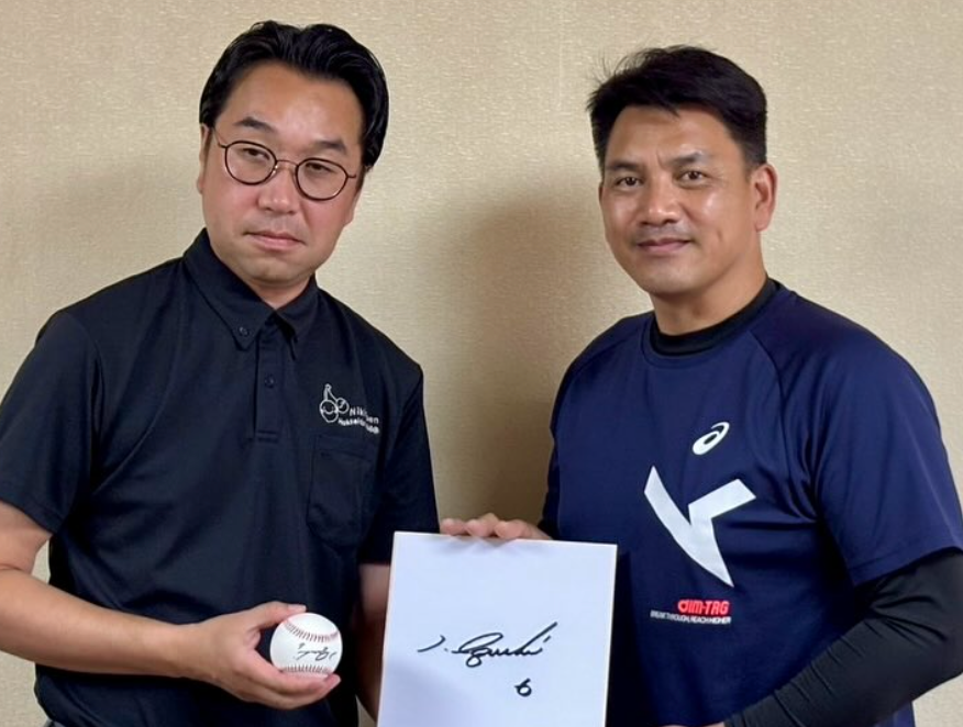 雨天でも笑顔、井口資仁が仁木町で野球教室開催