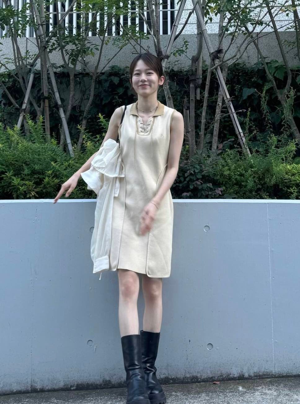 「暑くてもブーツ」あの人気女優の最新ファッションが話題に