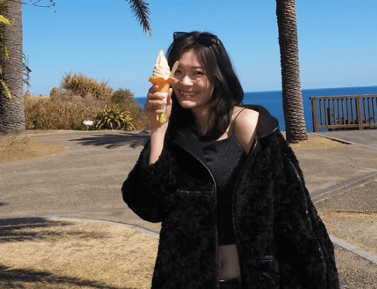 「美しい…」美女陸上選手、ヤシの木揺れる海岸前で”ヘソ出し・ソフトクリームショット”を披露しファンガチ惚れ状態！