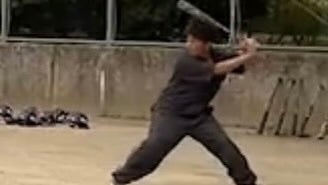 武井壮、打撃フォームの連写ショットが話題に！「スポーツジャンルに応じて器用に左右を操る天才」