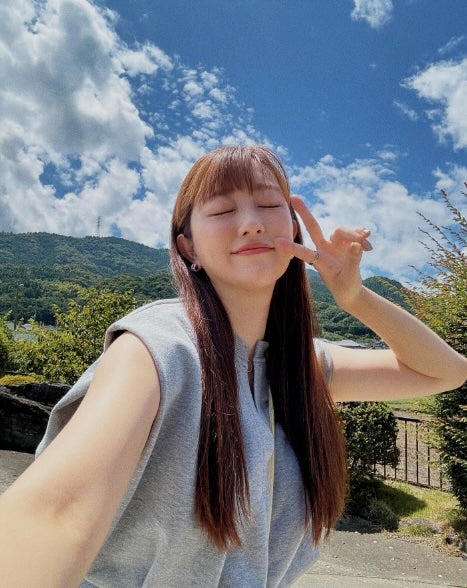 「大自然満喫中」あのタレントが大自然をバックに幸せピース